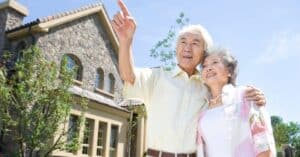 happy-couple-in-independent-living-community