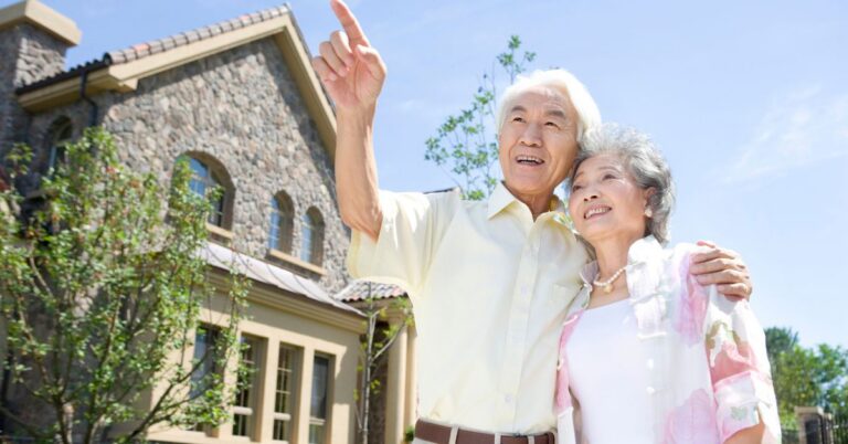 Retirement Homes: Right-Sizing Guide For Chattanooga 2 Happy-Couple-In-Independent-Living-Community